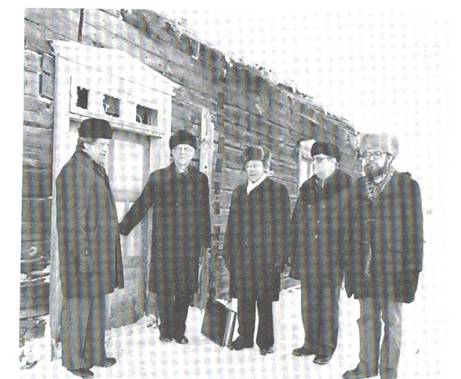 image095.jpg -  1981 i februari besöktes den öde Marttigården av Från vänster stiftsnotarie Börje Johansson, biskop Olaus Brännström, kyrkoherde Leo Esko Johansson, kyrkvärd och elinstallatör John Erkstam samt komminister Jan Gustavsson. Gården var ganska förfallet då vid besöket. Senare överlät ägaren Axel Martti, boende i Kiruna, Marttigården med uthusdelarna till Lainio hembygdsförening. Alla enheterna flyttades c:a 300 meter nedströms nära vägskälet. Renoveringar utfördes. Marttigården blev hembygdsgård i Lainio. Det var inte i detta hus som Laestadius anordnade missionsskolan 1848 utan i ett äldre hus på samma plats som brann ner slutet 1890-talet. Oskar Martti f. 1896 och bror till Axel var liten när huset brann ner, familjen fick bo provisoriskt i en aitta tills nybyggnaden var inflyttningsklar. Foto Sibylla Niemi. Bild från Lainioboken.