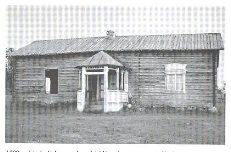 image097.jpg -  Iiskonens hus byggt 1899. Iiskonen anlitade Karhu Augusti från Finland att timra upp huset. I pörtet till höger dansade Lainioungdomar under 1940-1950-talet. Verandan gjordes i mellanfinsk modell med skulpterade pelare. Det var detta hus Samuel Eriksson ropade in på en auktion början 1960-talet och är uppsatt nu i Vaikkojärvi (tyvärr ej verandan) Foto Olov Isaksson 1958, bild från Lainioboken.