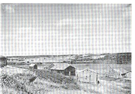 image098.jpg -  Den gamla Klemogården med anor från 1700-talet. Längst vänster ria, sedan härbre, lada, pörtebyggnaden som är skymd av bagarstugan, sedan smedjan och höger ladugård och dasset. Gaveln på ladugården fick vatten i sig vid högt vattenflöde varför den flyttades uppåt en bit. Det var hit Johan Jakob Isaksson (Klemon Jaako) 1847-1914 och hustru Sofia Wiss 1858-192x med 2 barn flyttade 1884 från Kärendöjärvi/Nuoksujärvi som lantbonde. Sofias bror Isak ägde Klemohemmanet som köpte hemmanet efter att föregående ägare kommit i penningnöd och förlorat hemmanet. Jakob och Sofias son Karl med hustru Hilma (se bild 13) kom sedan att bosätta sig på Klemogården. Foto G Ullenius 1930. Bild från Lainioboken.