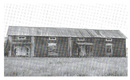 image100.jpg -  Rovagården i förfall. Under 1960-talet revs alla byggnader och brändes upp även, tyvärr, f. d rökpörtet från 1820-talet. Foto Britt Isaksson 1958, Bild från Lainioboken.
