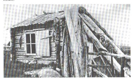 image102.jpg -  Fredrik Fredriksson (Klemetti) 1845-1931 och hustrun Greta Kajsa Larsdotter Keisari 1847-192x från Klemogården byggde denna undantagsstuga nära deras bostadshus som Fredrik byggt tidigare. Fredrik och Greta Kaisa bosatte sig i stugan och bostadshuset övertogs av sonen Isak. Först bodde Fredrik och Greta Kaisa i hennes hemgård Klemogården. När Klemohemmanet förlorades så var paret tvungna att flytta. De byggde ett hus längst söder i byn och blev backstugusittare. Här står Greta Kajsa utanför huset. Hon hade varit gift förut med Henrik Isaksson Holma 1837-1871 från Kangos. De bodde på Klemogården.