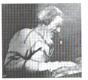 image103.jpg -  Fredrik Fredriksson (Klemetti) 1845-1931 läser bibeln. Han var en stor man till växten och förmågan. Kom till Lainio 1866 från sin hemby Kärendöjärvi. Det sägs i Kärendöjärvi att han fick sina starka krafter hemma på vedbacken. Klemetti var nåjd och skrämdes ibland själv av de starka krafterna han besatt. I Lainioboken finns en redovisning om Klemettis bedrifter berättat av Isak Olla f. 1893. Platsen där Fredrik och Greta Kajsa bosatte sig började kallas Feegin Pirtti.