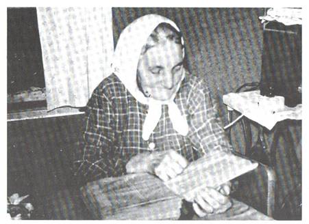 image104.jpg -  Här sitter Karolina Eriksdotter 1872-195xx och läser bibeln. Hon var gift med Levi Kruuka 1864-19 från Kruukagården i Lainio. Karolina var född i Kuoksu. Karolinas mormor var Marget Olsdotter Kemiläinen 1768-1847, gift i Jukkas, från Ylitalogård, som senare började kallas Marttigården, i Lainio. Karolinas morfar var bönhållaren Henrik Johansson, Jukkas. På äldre dagar bodde Karolina i ett litet hus tillsammans med sonen på östra sidan älven. Det var Karolina som vanligtvis under laestadianiska stormötena satte igång liikutuksia rörelse. Bild från Lainioboken.
