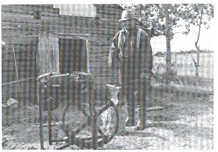 image110.jpg -  Fotograf Sigurd Elenius. Bild från Lainioboken. Här är Vilhelm Ylipää 1902-1965 med smidesarbete på fältässja. Vilhelm har lånat den av grannen Axel Uusitalo 1896-1980. Vilhelm bodde på Tarhagården.