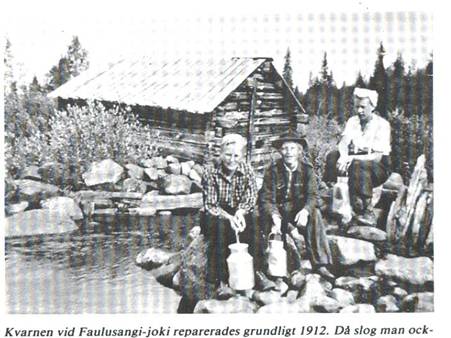 image111.jpg -  Fotograf Oskar Olla. Slutet 1930-talet. Bild från Lainioboken. Kvarnen (uusimylly, den nya kvarnen) i stark förfall. Renoverades 1990-talet. Före det renoverades kvarnen 1912. Ålder på huset okänd. Denna kvarn är den tredje i Lainio. Från vänster Alma Olla f. 1919, Inge Olla, senare Granstål 1933-1979 och Elisabet Olla 1931-1992 sitter och pustar ut efter bärplockningen. Deras bror Oskar f. 1924 tog bilden.