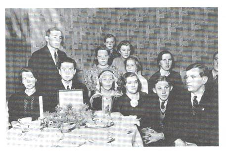 image115.jpg -  Bild från Lainioboken 1937 års studiecirkel anordnad av SDUK, bildat 1934. Det skulle läras esperanto. Esperanto var tänkt som ett världsspråk där alla kunde prata med varandra med samma språk. Från vänster sittande Constance Thelander 1893-197x, 44 år hade varit lärare i Lainio i 15 år 1937 och skulle fortsätta till 1957. Just 1937 hade hon hand om klass 2. Läraren i esperanto Tiberio Murario, Hanna Thelander, en syster till Constance, vistades i Lainio ett tag, bildade 1936 Unga Örnar i Lainio, Jenny Elenius 1913-24 år och senare gift med Otto Pudas och bosatta i Stockholm, Isak Andersson 1919-1952 18 år, hade hand om posten i Lainio 1944-början 1950-talet, Westerberg Stående från vänster Artur Elenius 1905-1987, 32 år hade Lainios första cirkelsåg, hade lastbil och byn talesman, gift senare med Hanna Larsson från Vittangi, Hilja Uusitalo 1921-2001, 16 år senare gift med Jim Kerko i Kiruna, Ellen Pudas 1922- 15 år senare gift med Hubert Jonsson i Kiruna, Hilda Uusitalo 1922-2006, 15 år senare gift i Kiruna och kusin till Hilja, Eivor Lindholm 1923- 14 år dotter till Nanny Thelander i Bjurholm, en syster till Constance. Eivor gick skolan i Lainio, Signe Wikström 1912- 25 år, lärare för klass 3-4, från Nederluleå, längst höger skymtar Manfred Johansson 1918- 19 år senare gift med Anni Halldén. SDUK, Sveriges Socialdemokratiska Ungdomsklubb bildades 1934 i Lainio. Det är väl ungefär här Socialdemokraterna börjar få många anhängare. I valet 1931 fick höger 53 röster, frisinnade (folkpartiet) 15 röster, socialdemokraterna 13 röster i Lainio. Inga andra partier var representerade. (ex. v i Masugnsbyn fanns sillen kommunister med 10 röster) Unga Örnar tillhörde också socialdemokraterna.