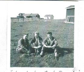image117.jpg -  Bildlån John Ivar Andersson. I början 1950-talet sitter här 3 ynglingar utanför Oskar Lantto. Bakom syns Eino och Mina Zakrissons ladugård och deras några år gamla bostadshus (vita huset). Juhos gamla hus syns med gaveln. Från vänster Birger Henriksson, lite senare Elenius 1932-, Östen Lantto 1933- 1998 och Isak Fors 1935- från Oksajärvi.