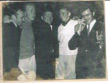 image118.jpg -  Glada ungdomar i 25 årsålder. Från höger John Ivar Andersson1939-, Birger Ericsson 1937-, Birgers kusin Gunnar Fors 1939- från Hukanmaa.