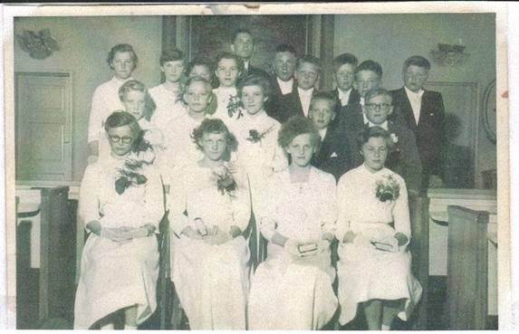 image123.jpg -  Konfirmation Bildlån John Ivar Andersson Från vänster över Hildegard Ylipää, Anja Pudas, Göta Lantto lite skymd, Berit Johansson, kyrkoherden i Vittangi Kuno Åberg, Vilho Johansson från Oksajärvi, Ove Vighult, Sune Zakrisson, Roland Henriksson, Per Olof Andersson, Mittersta raden från v. Gertrud Eriksson, Ulla Britt Ejdeholm, Anita Polström, Torsten Strandelin, Per Erik Nygård, Nedersta raden från v. Maj Inger Mella, Emmy Vigren, Maj Britt Strandelin, Dagny Vighult. Alla födda 1941 utom Hildegard f. 1942-, Anja Pudas f. 1942, Ove f. 1942, Roland f. 1942, Per Olov f. 1942, Ulla Britt f. 1942, Torsten f. 1942, Per Erik f. 1942, Maj Britt f. 1940. Avslutning i Vittangi kyrka 1956? Kuno gillade kaffeost, han målade kapellet i Lainio. Kuno var den förste kyrkoherden för Vittangi församling.
