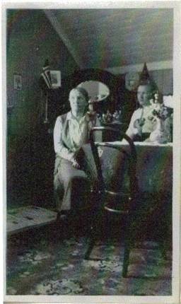 image124.jpg -  Bildlån Bror o Birger Eriksson 1880 flyttade Erik Mårtensson 1832- från Marttigården och Maria Lisa Hansdotter 1831- Alapäägården till Nordnorge. Här sitter deras yngsta barn Vilhelmina Eriksdotter f. 1875 i Lainio och var 5 år när familjen flyttade i april 1880. Antagligen en dotter till Vilhelmina till höger.