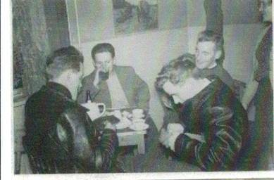 image125.jpg -  Teresia Johansson hade cafeteria under 1950-talet i ett rum hemma. Längst höger en av Teresias döttrar som serverar. Längst bort höger är Erik Eriksson 1931-1983. Erik skötte om Vilhelm Erikssons lanthandeln under ett antal år innan affären stängdes 1972.