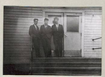 image130.jpg -  På trappan till barnbespisningen uppe vid vattentornet i Kiruna står från vänster Tor Erik Ejdeholm, Gunnar Eriksson och Gösta Hansi från Vivungi. Året 1953. Alla elever på yrkesskolan, Tor Erik snickeri, Gunnar el och Gösta snickeri. Varför så välklädda? Hit gick man på morgonen för frukost (choklad och smörgås) från rummet där man bodde, till skolan, sedan lunch och tillbaka till skolan och sist middag innan man gick till rummet.