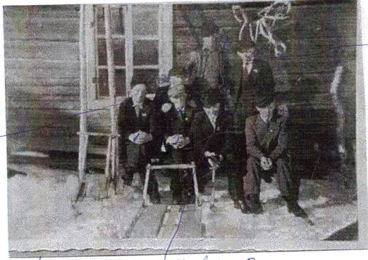 image134.jpg -  Fotograf okänd, möjligen Erik Andersson omkring 1940 Plats Erkin gård med hornet på väggen. Till höger Karl Pudas, senare Almeros 1917-2005, övriga Otto Pudas 1918-1979, Anton Elenius 1916-1994, Otto Elenius 1918-, Edvard Pudas 1919-2000, Manfred Johansson 1918- plus en till ej identifierad. Huset som Manfred Johanssons far Isak byggde slutet 1890-talet.