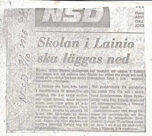 image135.jpg -  Lainio skola skall läggas ned. Våren 1969 stängdes skolan. Skolbyggnaderna är från 1894, 1909 och 1935. Alla byggnaderna skall bibehållas. Uthyrning sker senare av lärarbostäderna i gamla folkskolan för att 2006 säljas. Hela gamla folkskolan såldes av kommunen till en familj från Uppsala.