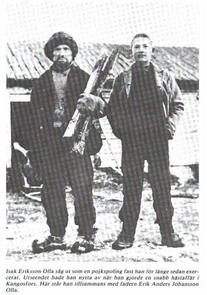 image140.jpg -  Foto möjligen Halldén omkr. 1914 Här står Erik Anders Johansson (Ollan Erkki) 1849-1936 med sin son Isak Olla 1893-1976 på Ollagården. Erik är omkring 65 år och Isak 21 år. Bakom syns uthusdelen med vedboden.