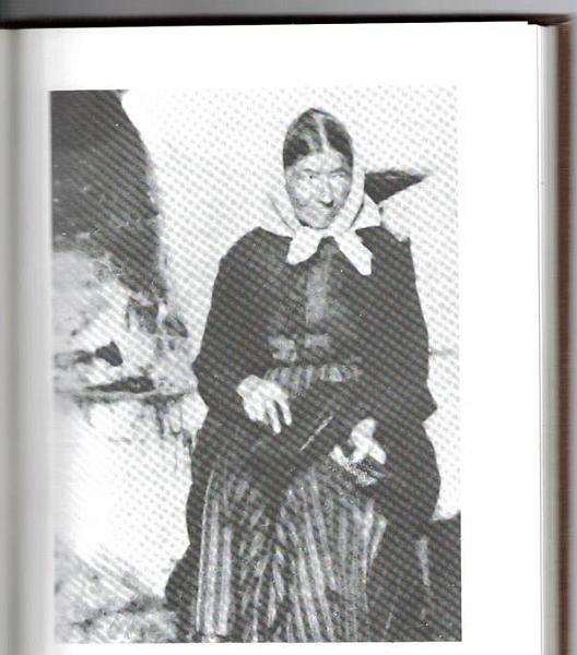 image141.jpg -  Foto Halldén 1913/14 Erik Henrikssons (TemmingiErkki) 1798-1874 dotter Brita Kajsa 1831-1923 sitter här och kardar på Rovagården där hon bodde på äldre dar. Föräldrarna bodde i början i Temmingijärvi där Brita Kajsa växte upp. Sedan när föräldrarna blev gamla flyttade familjen till Lainio där Erik byggde ett rökpörte på platsen där Karl Uusitalo har sitt sommarhus. Brita Kajsa var ogift. Hennes syster gifte sig klockaren i Vivungi och senare i Vittangi där hon bildade släkten Rautio.