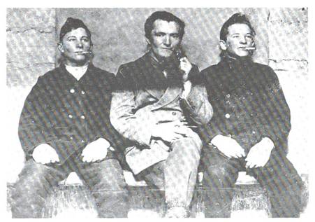 image142.jpg -  Bild från Lainioboken. År 1914 Från vänster Johannes Eriksson 1896-196x, 18 år läraren Fredrik Halldén 1890-1938, 24 år och Isak Olla 1893-1976, 21 år. De hade kommit hem för permission från det militära. Halldén kom till Lainio 1913 som nyexaminerat folkskollärare och stannade i Lainio till sin död 1938.