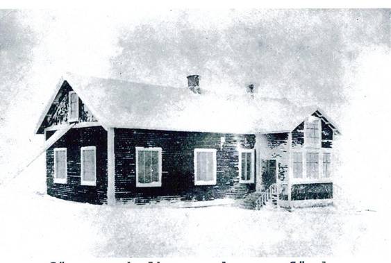 image152.jpg -  Gamla folkskolebyggnaden i Lainio byggt 1909. Lärarbostaden låg längst till vänster bestående av ett rum. Intill lärarbostaden låg lärarrum) slöjd. Till vänster i huset låg klassrum. När nya folkskolan byggdes 1935 blev klassrummet ändrat till gymnastiksal och omklädningsdel. 1922 utfördes renovering av huset varvid anordnades ett lärarrum över befintliga lärarbostaden och lärarrum/slöjd ingick i lärarbostaden. Farstun revs antagligen 1922. Samtidigt när folkskolebyggnaden byggdes flyttades Lainios första skolbyggnad från 1896 (småskola) till nya skolområdet och står strax till vänster om folkskolebyggnaden. Småskolan syns ej på bilden. Nu 2006 ägs gamla folkskolebyggnaden av privata personer.