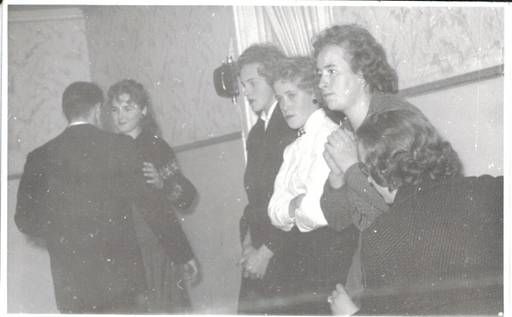 image154.jpg -  Dans på Folkets hus 1950-talet. Han med ryggen mot kameran troligen John Ivar Andersson med en av Alberts och Agnes Pudas flickor (Anita, Anja?), sedan Maj Britt Strandelin, Gertrud Eriksson, Maria Zakrisson och troligen Elisabet Olla.