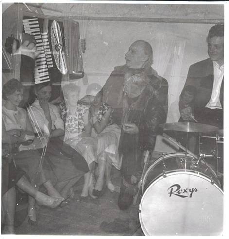 image155.jpg -  Dans på Folkets hus. Huset har fått storfrämmande nämligen VikusIissa, 90 år. 1950-talsbild. Dubbelexp. av bilden. Från vänster Aili/Anita Pudas?, Ulla Britt Ejdeholm, Gertrud Eriksson, Eivor Fredriksson, Iissa, trumslagaren Roland Henriksson. Dragspelet syns lite men inte dragspelaren (Thore Elenius?).