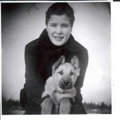 image156.jpg -  Lilly Elenius f. 1938 med hund. Bild 1950-talet. Dotter till Fabian och Lempi Elenius på Erkonpalo och en av grannarna till Samuel och Elsa på Pirjonpalo.