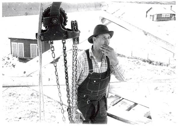 image159.jpg -  En annan bild av Levi vid klockstapelbyggnationen 1955. Klockstapeln invigdes 1956.