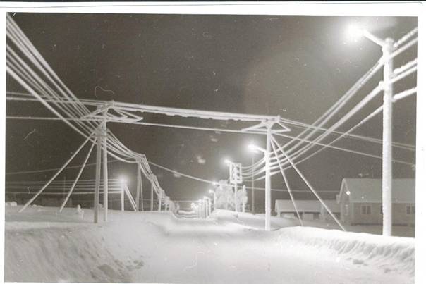 image162.jpg -  Foto Sigurd Elenius Sigurds hemställe huset till höger. Bilden tagen mot Pirjonpalohållet. Rimfrost täcker el-och teleledningar. 1960-talet?.