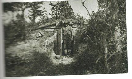 image164.jpg -  Vilhelm Eriksson Mikko vid dörren till förrådet för fisk. Foto Paulaharju början 1930-talet.