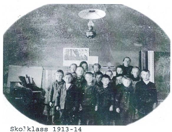image167.jpg -  Skolklass 1914, Lärosal i småskolan som flyttades till skolområdet 1909 från att legat bakom nuvarande kapellet i höjd med Erik Jakobssons hus. skolklass 1914 i småskolan. Enligt utomhusbild taget av Halldén utanför småskolan troligen samma tillfälle som inomhusbilden av Halldén var följande elever med. Artur Elenius 1905-1987, Maria Esko 1905-1995, Alida Pudas 1905-19xx, Ester Isaksson 1906-1998, Uno F Olsson från Vivungi, Frans Esko, senare Ekhult, 1906-1961, Vilhelm Ellasdotter Kemi 1903-, Villiam Pudas 1900-1977, Jonne Vigren 1904-1985, Viktor Lantto, senare Tornlund 1903-1979, Hilma Johansson 1906-1996 från Oksajärvi, Ester Kruuka 1906-1976, Ester Johansson 1901-1942 från Oksajärvi, Maria Kruuka 1904-1979, Hilda Elenius 1906-1918, Vilhelm Andersson Alapää 1905-1927, Fabian Henriksson, senare Lainio, 1905-1979. Det blir17 st. elever. Inomhusbilden har 16 st elever. I elevförteckningen finns inte Uno F Olsson med alls, Ester Johansson finns angiven förstagången 1918 i folkskolan medan däremot Fanny Johansson 1901-1949från Oksajärvi finns med i förteckningen 1914. Orgeln från 1910 finns med på bilden, fotogenlampan hänger ned från tak, planscher mot väggen, teckning på väggen. Värmekällan, en kamin, syns inte. Lärarinnan Selma Kruuka längst höger bak. Skolbänkarna syns inte. Denna sal blev slöjdlokal så småningom. Längst bak lärarinnan Selma Myllymäki, gift Kruuka, 1870-1922.