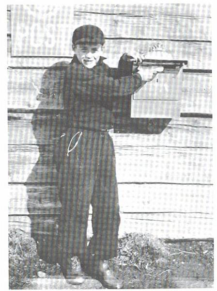 image168.jpg -  Foto Carl Andersson 1938. Bild från Lainioboken. Lainios första brevlåda på väggen mot Marttigården Sven Junkka f. 1925postar här ett brev (Sven 13 år) I Marttigården inrymdes posten från 1944 och några år framåt.