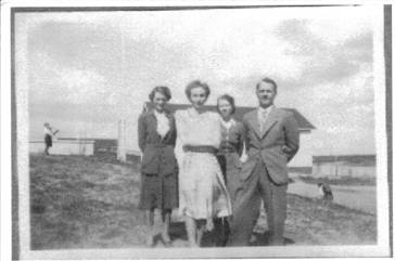 image169.jpg -  Lärare i Lainio runt 1940 Från höger Freddy Häggström f. 910 från Kiruna folkskollärare ex. 1936 i Luleå lärare i Lainio 1938-1949, Constance Thelander f. 1893 från Själevads förs. Småskollärarex. 1913 i Östersund lärare i Lainio 1922-1957, Ingeborg Sundahl f. 1914 gift med Freddy, folksollärarex. 1938 i Umeå lärare i Lainio 1938-1949. Läraren till vänster osäkert men kan vara Ester Ottilia Åhl f. 1916 i Gällivare folkskollärarex. 1938 i Umeå (Ingeborg och Ester tog examen samtidigt i Umeå så de var bekanta sedan förut) Bakom syns gamla folkskolan. Ester hade klass 3-4 höstterminen 1938 och Ingeborg vårterminen. Ester stannade i Lainio höstterminen 1938. Utschaktningen av skolgården är gjort till att se ut som den gör nu. Nya folkskolan var byggt några år tidigare och utformningen av skolplanen gjordes då. Häggströms flyttade till Svappavaara 1949 sedan Jukkas- och slutligen Kiruna. Enligt dottern Inger i Blekinge så gjorde de sin bröllopsresa med cykel till Bryssel.