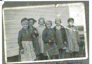 image174.jpg -  Skolbarn utanför gamla folkskolan 1939-1940 Från vänster Hanna Strandelin f. 1932, Anna Maria Vigren f. 1932, Berta Lantto f. 1932, Maja Ylipää f. 1932, Ingeborg Eriksson f. 1932, Anna Lisa Elenius f. 1932 Flickorna gick i klass1 eller 2 1939 eller 1940.