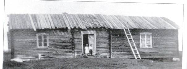 image175.jpg -  Från detta hus kom antagligen Anders Andersson Hotti 1784- i Piilijärvi. Anders gifte sig i Lainio med Kristin Esajasdotter Nykäinen 1781- från Eskogården, nu Heikkagården, Lainio. De bosatte sig i Lainio, sedan bosatta i Temmingijärvi för att 1820 bosätta sig i Oksajärvi. Deras dotter Mari Lena Andersdotter f. 1814 gifte sig med Olof Olsson Panis från Vittangijärvi, de bosatte sig i Oksajärvi. Deras sonsonsson är Hugo Johansson 1904-1971 på bilden nere bild 177 Denna Anders och Kristins släkt blev ganska stor i Oksajärvi. Efter Anders och Kristin kom Temmingi Erkki att överta huset i Temmingijärvi. Det berättas att Anders och en son drunkna i Oksajärvi. Anders far hade också drunknat men i Pilijärvi. En bror till Olof Olsson Panis, Henrik, var gift med Greta Kajsa Hansdotter 1807-1901 från Jukkas och bosatta i Sevujärvi. Greta Kajsas farfar var katekesen Henrik Hansson från Lainio och bosatt i Jukkas (han gick lappskolan i Jukkas och var lärare i samebyar runt Jukkas).