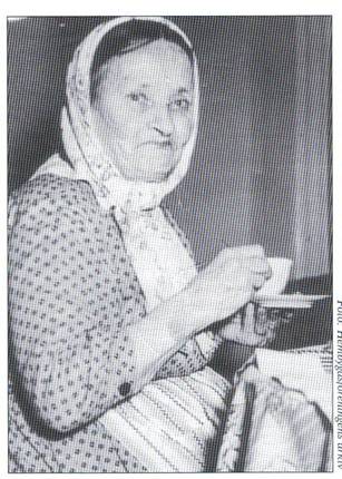 image177.jpg -  Foto från Masugnsbyns hembygdsföreningsarkiv. Bildlån Kirunas byar av Åke Barck. Här sitter Hilda Johanna Lindmark 1875-19xx. Hilda Johanna var född i Lainio på Alapäägården. Modern var Eva Kajsa Lindmark 1822-1911 från Parakka. Hon var gift i Lainio med Henrik Hansson 1823-1873 (drunknade) på Alapäägården. Efter mannens död fick Eva Kajsa dottern Hilda Johanna utanför äktenskapet. Fadern till Hilda Johanna var Johan Erik Eriksson 1841- från Erkkogården i Lainio och boende i Oksajärvi sedan 1860. Då var Johan Erik gift med Sofia Johansdotter Hansson 1852-1940 och äldsta dottern Amanda född 1873 gift med Henrik Hanssons son Anders 1862-1935 i äktenskapet med Eva Kajsa. Anders (Kajsan Anttu) 1862-1935 och Hilda Johanna var halvsyskon. Hilda Johanna var gift med skolvaktmästaren Fredrik Johansson Flygare 1872- i Masugnsbyn och de fick 11 barn tillsammans. Eva Kajsa Lindmark flyttade senare till Masugnsbyn och gifte sig där 1886 med Karl Fredrik Olsson Vikström 1839-1889 (född i Gällivare). De fick inga egna barn. Vikström hade förut varit gift med Anna Maria Bergström 1824-1881 från Merasjärvi.