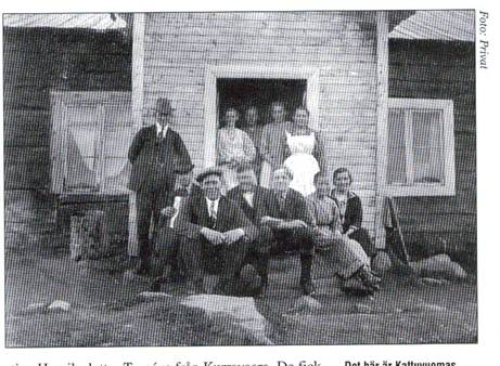 image178.jpg -  Bildlån från Kirunas byar av Åke Barck. Här är Kattuvuomas första riktiga hus byggt av Herman Stöckel 1850-1860. En som flyttade nästan samtidigt till Kattuvuoma var Johan Henrik Persson (Martin Jussa) 1822-1904 från Svappavaara. Johan Henrik var lite över en månad när hennes mor Greta Henriksdotter 1784-1822 från Marttigården i Lainio dog. Greta var gift med Per Johansson Stålnacke från Svappavaara, Pers första hustru var också från Lainio nämligen Ingrid Henriksdotter Nykäinen. Sittande längst till höger är Elmina Hansson f. 1905 vars farfar var Johan Henrik. Bredvid Elmina hennes mor Anna gift med Hans Petter Johansson son till Martin Jussa. De två första i dörröppningen är Kristina f. 1893 och Elmina f. 1907 Johansson vars farfar var Martin Jussa. De två övriga damer är Stöckels. Den siste av Martin Jussas släkt i Kattuvuoma var sonsonen Levi Hansson f. 1909-1999. Han bosatte sig i Kiruna.