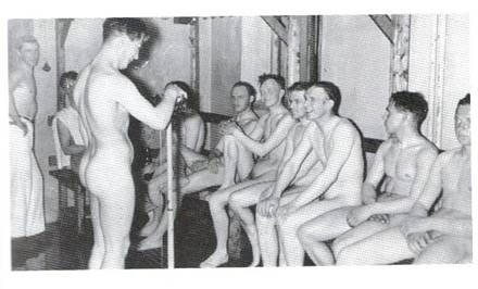 image185.jpg -  Bild från Mitt i Kiruna del 2 av Bengt W Larsson Längst till höger Sven Aspvik och bredvid honom brodern Olle Aspvik. Deras mor var från Rovagården i Lainio. Olle var en duktig center i fotboll och var med bl. a länslaget. Platsen Stralströms bastu mitten 1940-talet. Sven har sommarhus i Lainio nära färjeläget.
