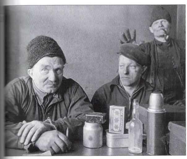 image187.jpg -  från Åke Barcks Kirunas byar. Till vänster Isak Lars Mukka 1879-1944 från Juno gift med Serafia (Fia) Fredriksson 1879- från Feeginpirtigården i Lainio och syster till Isak Fredriksson i Lainio. De flyttade tämligen snart efter giftermålet 1902 till Tuollavaara där Isak Lars var smed och gårdsägare med djurhållning. Två av deras döttrar bosatte sig i Lainio nämligen Alma f. 1907 och Agnes f. 1911. Mannen till höger är elektrikern Gustav Koberg. Hans son Gunnar var också elektriker och arbetade ett tag på firman Elman hos Allan Magnusson där också sammanställaren arbetade ett tag. Äldsta barnet Frans Mikael f. 1902 hade gästgiveri i Kuosanen mellan Kiruna och Svappavaara.
