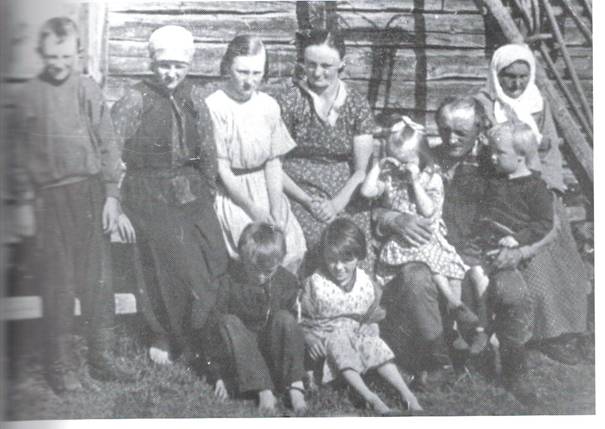 image188.jpg -  Bild från boken Trerikslandet Närvä 1934. Här är familjen Mattias Johansson med hustru Alina, barnen och Mattias mor Greta Kajsa. Tre av barnen bosatte och gifte sig i Lainio. Familjen är samlat utanför deras hus i Kiviniemi Från vänster stående Ingemar, Julia, Linda gift med Hjalmar Pudas, senare Elfgren, 1916-02-04-19xx, Alina, Greta Kajsa Sittande från vänster Jakob, Selma gift med Hjalmars bror Gunnar Pudas 1920-03-04-19xx, Svea gift med Göte Pudas, senare Vinelund, 1930-06-24-2005-11-21, Mattias och Gustav. Linda och Hjalmar flyttade från Lainio till Tuollavaara i mitten 1950-talet. Huset i Lainio på östra sidan älven alldeles intill där Lainios grundare Clement Olofsson bosatte sig första hälften 1600-talet. Gunnar och Selma bosatte sig i Kiruna, eget hus nära brodern Hjalmar i Lainio. Göte och Svea bosatte sig i Kiruna med sommarhus i Lainio.