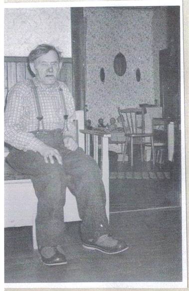image190.jpg -  Foto Sigurd Elenius, 1956. Foto från 1956. Fotolån Kjell och Bertil Elenius Emil Isaksson Elenius (Pyhä Eemeli) 1879-1957 sitter här på soffan hemma hos sig. Emil troligen född på Erkkogården. Emils föräldrar Isak Lars Eriksson Elenius och Lena Kristina Larsdotter Keisari flyttade 1898 till Oksajärvi med alla barnen. Yngsta barnet Arvid föddes 1898 i Oksajärvi. Emil gifte sig 1904 med Sofia (Fia) Svetilda Lehto i Oksajärvi. Familjen flyttade 1908 till Lainio till Rauha Fettos hus nära Juhogården där de bodde till början 1930-talet då de flyttade till ett nybyggt hus nära Vigrens hus efter vägen mot Vittangi. Emil gick missionsskolan i Lannavaara under 1880-talet.
