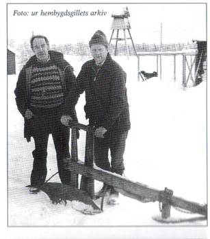 image192.jpg -  Foto ur hembygdsgillets arkiv, Bildlån från boken Kiruna byar skriven av Åke Barck. Vänster Lainios hembygdsforskare Carl Andersson 1921-1991 en av författarna i boken Lainio-vår hembygd. Helmer Granstål f. 1929 till höger också en av författarna i nämnda bok. Helmer var den stora kraften vid anordnande av bl. a årligen återkommande tjärdalen, en minneskonstnär av stora mått för händelser som hans far Isak berättat och egna sammanträffande med okända personer som fått liv i och med Helmer utredd deras släktförhållande till Lainiosläkten. Carl från Palogården på östra sidan älven, Helmer från Ollagården.