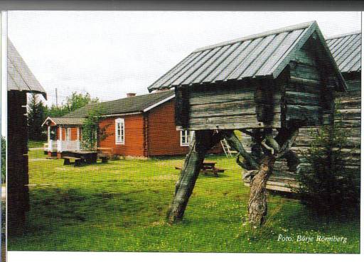 image193.jpg -  Foto Börje Rönnberg, bildlån från boken Kirunas byar av Åke Barck. Lainio hembygdsgård. Detta är Marttigården i sitt nya läge vid färjeläget. Ursprungliga läget var några 100 meter uppströms. Huset byggdes alldeles i slutet 1800-talet sedan den äldre Marttigården brunnit upp, i den äldre Marttigården hyrde Laestadius lokal för av honom startade missionsskolan 1848, den första av missionsskolorna i olika byar fram till 1860-talet. I Lainio var Raataamaa lärare. Nästa anhalt för skolan blev Kangos. Laestadius hade först undersökt möjligheter att missionsförbundet skulle starta och bekosta skolan men fått nekande svar. Laestadius kunde sedan via gåvor från olika håll starta själv missionsskoleverksamheten.