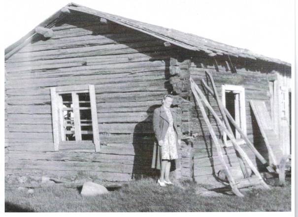 image201.jpg -  Foto Sigurd Elenius mitten 1940-talet Bildlån Kjell och Bertil Elenius Fredrik Henrikssons (Rauhan Fetto) 1854-, från Alapäägården, och hustrun Greta Stina Henriksdotter 1855-1918, från Erkkogården, hus. Huset byggt under 1890-talet (troligen) och beläget nära Juhohuset (nuvarande Zakrissons hus som byggdes senare delen 1940-talet) Juhohuset (rivet) byggdes också under 1890-talet. Alapäägården förlorades av olika anledningar. Pudas från Kangos köpte Alapääfastigheten. Fredrik bosatte först på hustrun Greta Stinas hemställe Erkkogården för att senare bygga eget, huset på bilden. (Erkkogården förlorades också omkring den tiden 1880-1890) Lite senare byggde Fredriks bror Anders (Kajan Anttu) ett eget hus i närheten. 1908 flyttade Fredrik och Greta Stina till Vittangi. (alla deras barn han gå i skola i Lainio) Emil och Sofia Elenius, då bosatta i Oksajärvi, köpte huset och bosatte sig där. 2 barn var födda i Oksajärvi när familjen flyttade till Lainio. I början 1930-talet bosatte sig familjen i nybyggt hus nära Vigrens hus. Det var många nybyggnader som uppfördes i Lainio under 1890-talet med läge i närheten av Fredriks och Greta Stinas hus. Det var gamla skolan (flyttat 1909 till sitt nuvarande läge), Juhohuset (Johan och Selma Kruuka), Kajsan Anttu huset (Anders och Manda Henriksson), Petter Olof och Maria Katarina Kruukas hus. Nämnas kan att Maria Katarina var lärare i skolan i Lainio (död 1899) och efterträddes av Selma som var lärare 1899-1922. Huset på bilden användes sedan, efter att Emil med familjen flyttat, som affär av en Vittangibo under några år. Man kan se i fönstret att det är hyllor för varor som finns kvar. Matilda Uusitalo senare gift med Otto Elenius, son till Emil och Sofia Elenius står vid husknuten. Till höger om huset fanns Juhohuset och till vänster Petter Olofs hus samt skolan. En bit (några 100 met. ) bortom bortersta gaveln byggde Kajan Anttu sitt hus. Otto f. 1918 berättar att bostaden kallades tupa.
