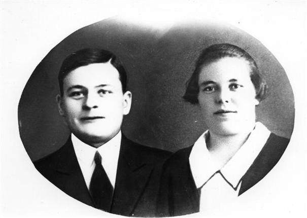 image202.jpg -  Bild från Fredrik Mattssons bildsamling Oskar Mattsson 1898-1982 från Parkalompolo och Ester Karolina Kruuka 1906-09-23-1976, dotter till Levi Kruuka och Karolina Eriksdotter från Kuoksu gifta 1895 och boende östra sidan älven. Ester och Oskar bodde i Parkalompolo.
