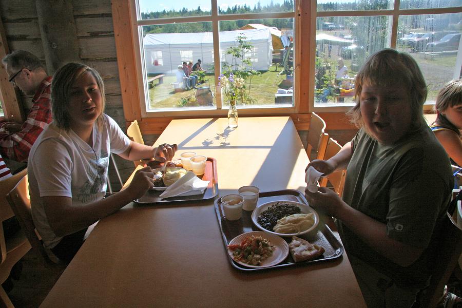 IMG_8035.JPG - Axel och Max Widell låter sig väl smaka av maten