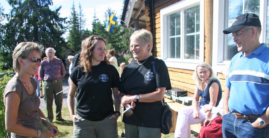 IMG_8066.JPG - Familjebild: Helena, Anna, Else-Maj och Torsten Elenius, samtliga bor i Västervik. I bakgrunden skymtar Otto Elenius och Gudrun Johansson