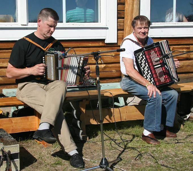 IMG_8078.JPG - Dragspelare Sigurd Ruotimaa från Junosuando med son
