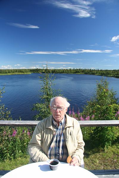 IMG_8080.JPG - Otto Elenius njuter av en kaffekopp med Lainioälven som fond