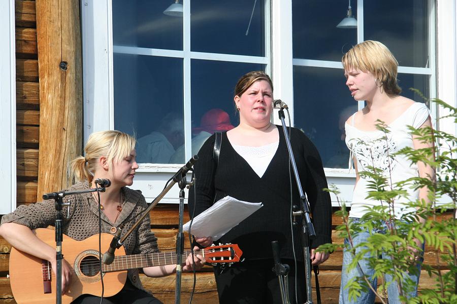 IMG_8112.JPG - Annika och Sofi Fagerbo samt kompis fortsätter att underhålla