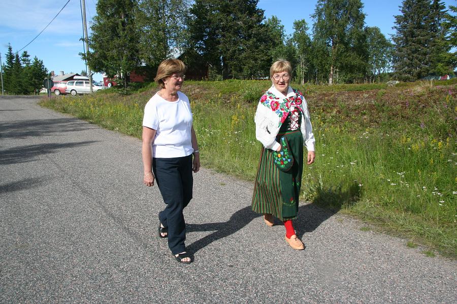 IMG_8121.JPG - Eivor och Astrid i norrbottensdräkt