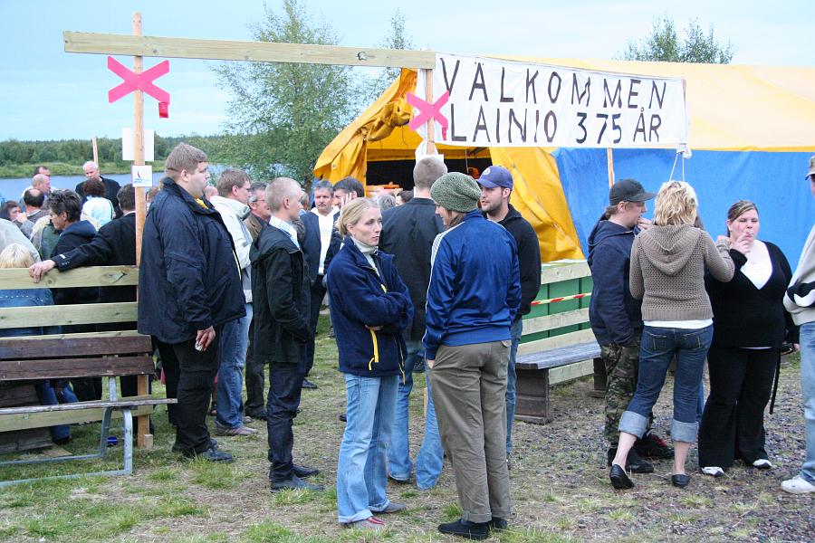 IMG_8295.JPG - Paus i musiken - samling vid öltältet